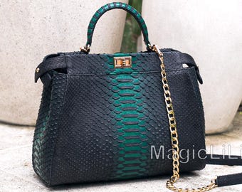 Bolsa de mão em couro de píton, cor verde esmeralda com estampa de pele de cobra.