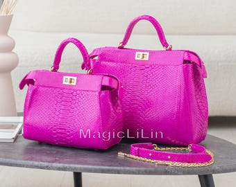Bolsa de mão em couro de píton rosa choque, bolsa exótica de alça superior em pele de cobra.