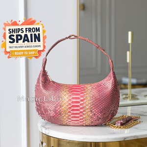 Baguette tas van authentiek python slangenleer in metallic koraalroze, luxe schoudertas van exotisch leer, compacte crossbodytas met kettingriem