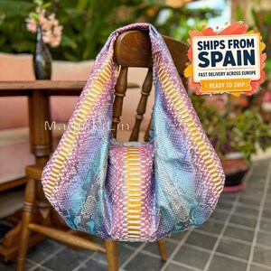Übergroße Hobo-Tasche aus Pythonleder, lässige Tragetasche, große Schultertasche aus Schlangenleder, regenbogenfarbene Metallic-Handtasche