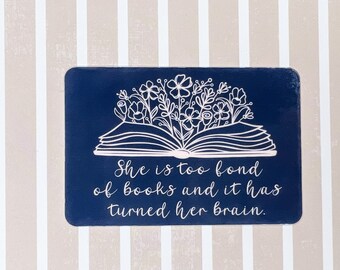 Ella es demasiado aficionada a los libros Louisa May Alcott cita pegatina de vinilo resistente al agua