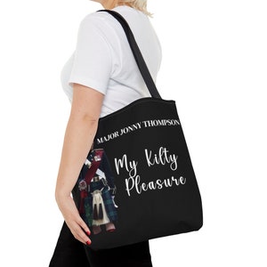 My Kilty Pleasure Tote Bag : Major Jonny Thompson Heartthrob Equerry pour le roi Charles III, charme captivant et élégance Major Jonny Bag image 9