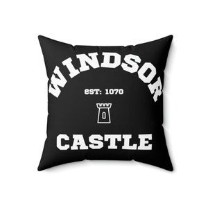 Windsor Castle Quadratisches Kissen (Kissen) Verleihen Sie Ihrem Zuhause mit einem Windsor Castle-Kissen einen Hauch britischer Geschichte und königliche Eleganz