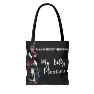 My Kilty Pleasure Tote Bag : Major Jonny Thompson Heartthrob Equerry pour le roi Charles III, charme captivant et élégance Major Jonny Bag image 7