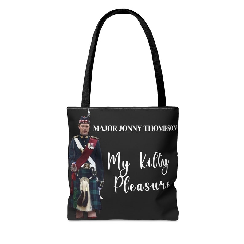 My Kilty Pleasure Tote Bag : Major Jonny Thompson Heartthrob Equerry pour le roi Charles III, charme captivant et élégance Major Jonny Bag image 7