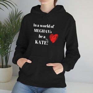 Inspirational Sei ein Kate Hoody mit Kronen- und Herzakzent, In einer Welt von Meghans ein Kate-Pullover Catherine Princess of Wales Meghan Markle
