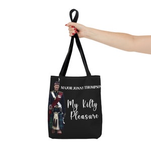 My Kilty Pleasure Tote Bag : Major Jonny Thompson Heartthrob Equerry pour le roi Charles III, charme captivant et élégance Major Jonny Bag image 8