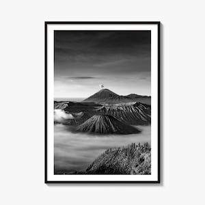Zwart-wit kunstfoto van de Bromo-vulkaan, poster voor aan de muur in Oost-Java.