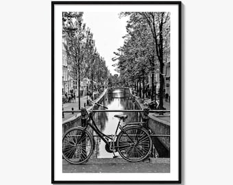 Amsterdam zwart-wit fine-art fotoprint, muurposter Nederland, fietsbrug kanaal