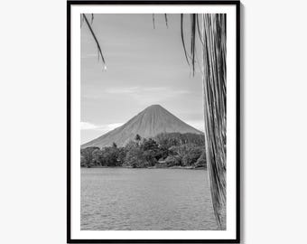 Svartvitt fototryck av Ometepe-ön, affisch med vulkanen Concepcion
