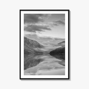 Impresión fotográfica en blanco y negro del lago superior de Glendalough, Condado de Wicklow, Irlanda. Póster.