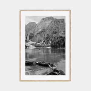 Póster fotográfico de barco en el lago, arte en blanco y negro de barcos en el lago, fotografía de pared de barcos en el lago, viajes con barcos en el lago, póster de mapa