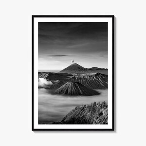 Zwart-wit kunstfoto van de Bromo-vulkaan, poster voor aan de muur in Oost-Java.