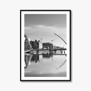 Impresión fotográfica artística en blanco y negro de Dublín: río Liffey y puente Samuel Beckett, Irlanda