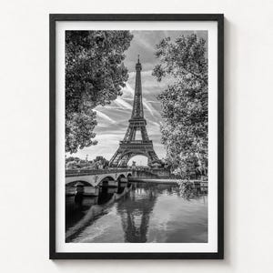 Fotografía artística en blanco y negro de París, póster de la Torre Eiffel y el Sena para decoración de pared.