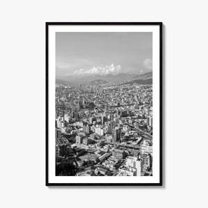 Impresión de póster fotográfico de Quito, arte mural en blanco y negro de Quito, fotografía mural de Quito, viajes a Quito, póster con mapa de Quito