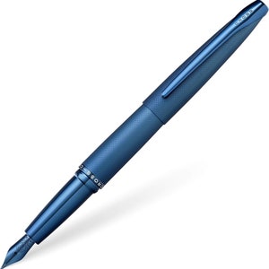 Pluma estilográfica CROSS ATX grabada a láser, plumín azul bruñido F, con estuche y bolsa de regalo. Regalo promocional personalizado para graduación empresarial.