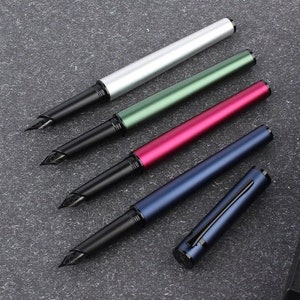 Pluma estilográfica de metal con grabado gratuito, punta fina de iridio de 0,5 mm, personalizada.