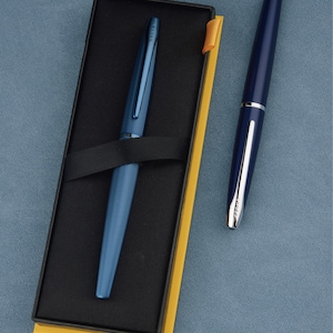 Bolígrafo rollerball CROSS ATX grabado con láser, acabado arenado en azul, con estuche y bolsa de regalo, obsequio promocional personalizado para graduación empresarial