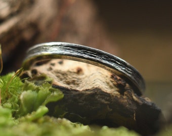 Anillo estrecho y minimalista de plata de ley 925. Única, trabajo de orfebrería, artesanía. Tamaño Circunferencia 57,5 mm / Diámetro 18,25 mm