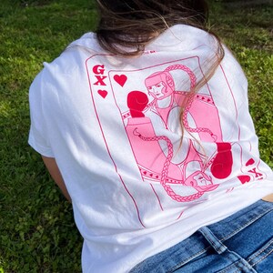 Camiseta Gladiatrix Reina de Corazones Carta de Poker – Diseño Único para Amantes del Boxeo y Moda Casual