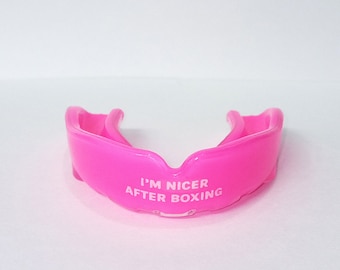Protège-dents de boxe avec phrase "Je suis plus gentille après la boxe" pour filles