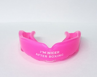 Paradenti da boxe con la frase "Sono più gentile dopo la boxe" per ragazze