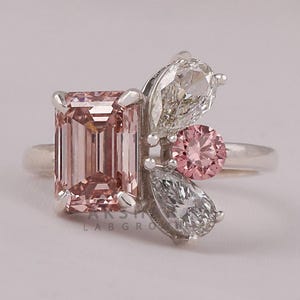 Anillo de compromiso con diamantes cultivados en laboratorio de color rosa con corte esmeralda: oro blanco de 14 quilates con racimo Snowdrift