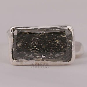 Strahlende Ring von Ost nach West Lünette gesetzt Ring Solitär Verlobungsring Strahlender Diamant-Ehering Grüner strahlender Ring Zierlicher Labrador-Diamant