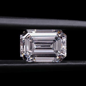 Diament o szlifie szmaragdowym o masie 4,0 ct, hodowany laboratoryjnie: luźny kamień z certyfikatem E-VVS2 IGI