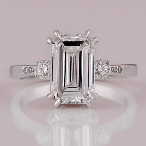 Anillo de compromiso con diamantes cultivados en laboratorio de talla esmeralda: racimo de oro blanco de 14 quilates