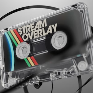 Könnte beinhalten: Eine transparente Kassette mit dem weißen Schriftzug "STREAM OVERLAY". Das schwarze Etikett hat farbige Streifen in Rot, Gelb, Grün und Blau. Ein schwarzes Band umgibt die Kassette.