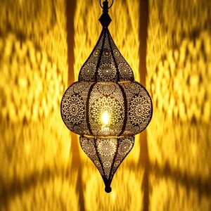 Lampada a sospensione orientale Lunar Gold Lampada a sospensione dal design marocchino Lampada per il soggiorno, la cucina o appesa sopra il tavolo da pranzo immagine 2