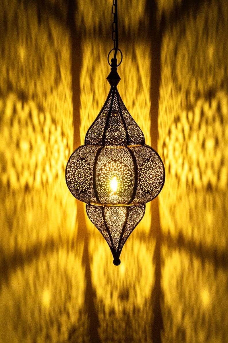 Lampada a sospensione orientale Lunar Gold Lampada a sospensione dal design marocchino Lampada per il soggiorno, la cucina o appesa sopra il tavolo da pranzo immagine 2