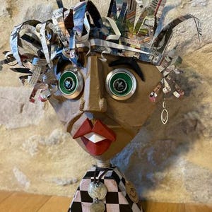 figurine visage carton, art africain, coloré