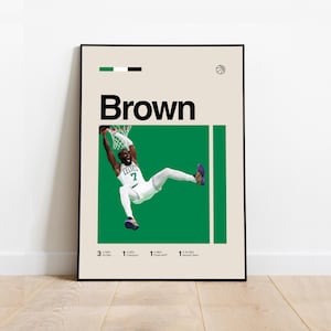 Puede incluir: Un póster con un jugador de baloncesto en el aire, haciendo un mate. El jugador lleva una camiseta verde y blanca con el número 7. El póster tiene un fondo blanco con la palabra "Brown" en texto negro en la parte superior. El póster también incluye el texto "3 x NBA All-Star", "1 x NBA Champion", "1 x NBA Finals MVP", y "1 x NBA Second Team".