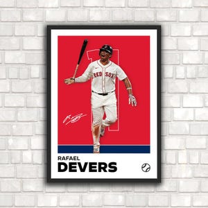 Könnte beinhalten: Gerahmter Druck mit Baseballspieler Rafael Devers in einem Red Sox-Trikot, der einen Schläger vor rotem Hintergrund hält. Der Druck enthält den Namen des Spielers, eine Baseball-Grafik und eine Unterschrift.