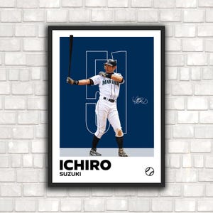 Peut inclure: Impression encadrée représentant Ichiro Suzuki en uniforme de baseball, tenant une batte. L'image a un fond bleu marine avec un grand chiffre blanc 51. Le nom "ICHIRO SUZUKI" est imprimé en noir en bas, avec une icône de baseball.
