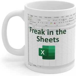 以下が含まれることがあります： 「Freak in the Sheets」の緑色の文字とExcelのロゴが入った白いセラミックマグカップ。デザインはスプレッドシートのインターフェースを模倣しています。マグカップは白いハンドルと光沢のある仕上げです。