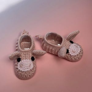 Pamiątkowy prezent dla dziecka Świnki Buciki dla niemowląt Prezent ciążowy Pudełko pamiątkowe Prezent na baby shower Prezent robiony ręcznie Szydełkowe świnki Buciki ekologiczne