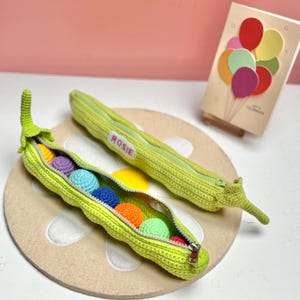Gehäkelte Erbsen in einer Schote Spielzeug | Montessori Zählspielzeug | Personalisierte Baby Geschenk | Sensorische Erbsenschote mit Holz- oder Faserfüllung | Individuelle Namensstickerei