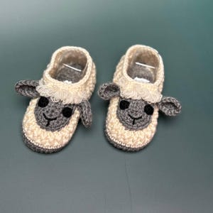 Pamiątkowy prezent dla dziecka Owce Buciki dla niemowląt Prezent ciążowy Pudełko pamiątkowe Prezent na baby shower Prezent robiony ręcznie Szydełkowe buciki dla owiec Organiczne