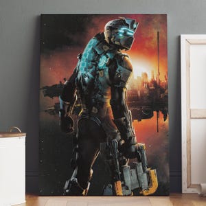 Puede incluir: Impresión en lienzo que presenta una figura futurista blindada con un arma, sobre un fondo de paisaje urbano y cielo en llamas. La figura es predominantemente gris y azul, con acentos brillantes. El tema general es la ciencia ficción.