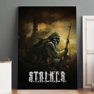 Può includere: Stampa su tela raffigurante una figura con maschera antigas e uniforme con cappuccio, che tiene un fucile. Lo sfondo mostra un paesaggio desolato con strutture industriali e un cielo scuro e minaccioso. La parola "STALKER" è visualizzata in bianco.