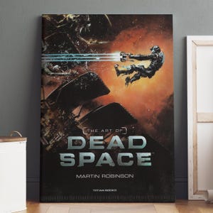 Pode incluir: Uma capa de livro emoldurada para "The Art of Dead Space" de Martin Robinson. A capa apresenta uma cena de ação futurista com uma figura em um traje espacial atirando com uma arma contra um fundo espacial em chamas. O título está em letras grandes e prateadas.