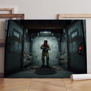 Pode incluir: Impressão de arte digital que retrata uma pessoa com um fato de proteção amarelo e um capacete vermelho segurando um rifle. A pessoa está em uma sala escura com aspecto industrial com portas de metal e uma parede de concreto. A paleta de cores é suave, com tons de cinza, amarelo e vermelho.