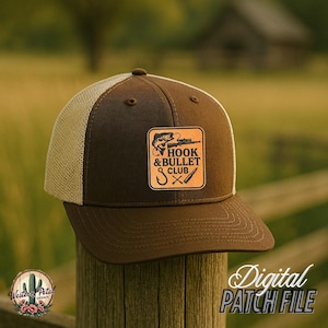 Könnte beinhalten: Braune und beigefarbene Trucker-Kappe mit einem braunen Leder-Patch, auf dem "Hook & Bullet Club" mit einem Fisch-, Gewehr-, Haken- und Messer-Motiv steht.