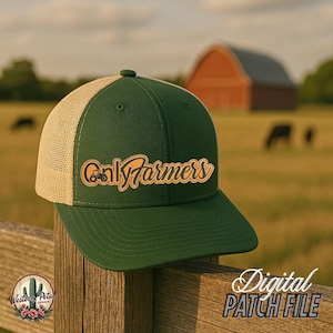 Może przedstawiać: Zielono-beżowa czapka trucker z brązową naszywką z napisem "Only Farmers". Naszywka zawiera mały obrazek ciągnika.