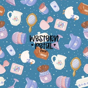 Puede incluir: Patrón repetitivo sobre fondo azul con varias ilustraciones. Incluye jarras blancas con diseños florales, espejos con marco dorado, pilas de cuencos y una caja de pan de madera. También está presente el texto "Western Petal Design".