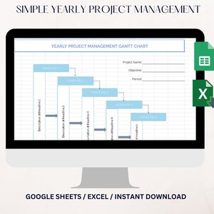 Puede incluir: Un monitor de computadora muestra un diagrama de Gantt de gestión de proyectos anual. El gráfico incluye secciones para títulos, descripciones y detalles del proyecto. El texto en la pantalla dice "Simple Yearly Project Management" y "Google Sheets / Excel / Instant Download."